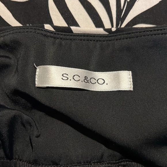 S.C. & Co Skort Black & White Floral Tummy Control Stretch Pull On Pockets Q48 - Picture 3 of 5